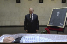 Ruský prezident Vladimir Putin stojí pred truhlou s pozostatkami bývalého prezidenta ZSSR Michaila Gorbačova. FOTO: TASR/AP