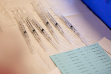 

Injekčné striekačky pripravené na podanie obyvateľom. FOTO: Reuters