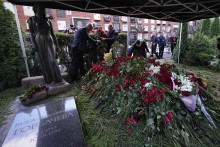 Ľudia kladú kvety na hrob bývalého sovietskeho prezidenta Michaila Gorbačova počas jeho pohrebu na Novodevičovom cintoríne v Moskve. FOTO: TASR/AP
