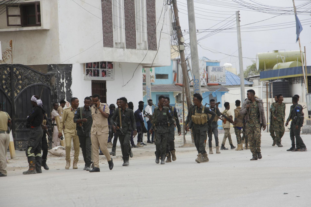 Vojaci hliadkujú pred hotelom Hayat v somálskom Mogadišu. FOTO: TASR/AP