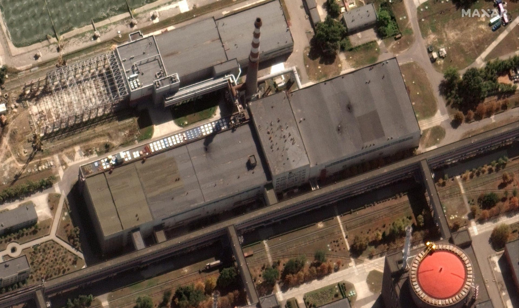 Poškodenie strechy budovy susediacej s niekoľkými jadrovými reaktormi Záporožskej jadrovej elektrárne. FOTO: TASR/AP