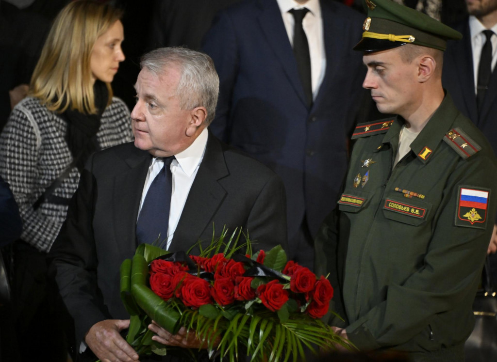Veľvyslanec USA v Rusku John Joseph Sullivan prichádza k rakve bývalého sovietskeho prezidenta Michaila Gorbačova v Stĺpovej sále Domu odborov v Moskve počas rozlúčkového ceremoniálu. FOTO: TASR/AP