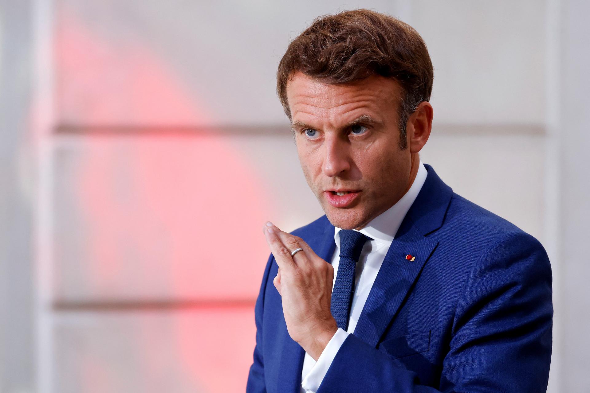 Macron vyzval Francúzov na zníženie spotreby energií o 10 percent