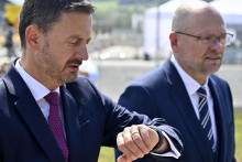 Premiér Eduard Heger spoločne s dosluhujúcim ministrom hospodárstva Richardom Sulíkom.

FOTO: TASR/ R. HANC

