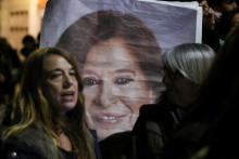 Priaznivci zostávajú pred domom argentínskej viceprezidentky a bývalej prezidentky Cristiny Fernandez de Kirchner.  FOTO: Reuters