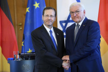 Nemecký prezident Frank-Walter Steinmeier a izraelský prezident Jicchak Herzog. FOTO TASR/AP