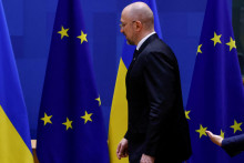 Ukrajinský premiér Šmyhaľ a vlajky Ukrajiny a EÚ. FOTO: REUTERS