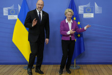 Ukrajinský premiér Denys Šmyhaľ a predsedníčka Európskej komisie Ursula von der Leyenová. FOTO TASR/AP