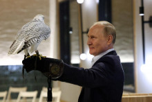 Vladimir Putin na stretnutí s ornitológmi. FOTO: REUTERS