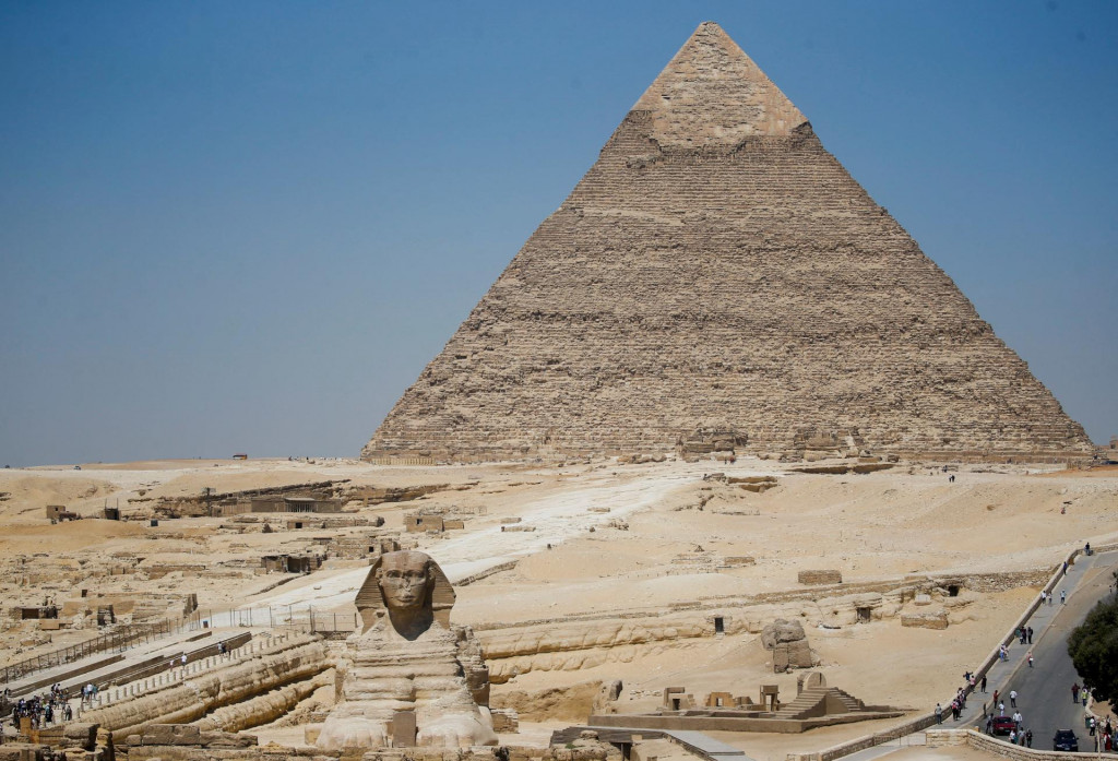 Chufuova pyramída a Sfinga v Gíze.