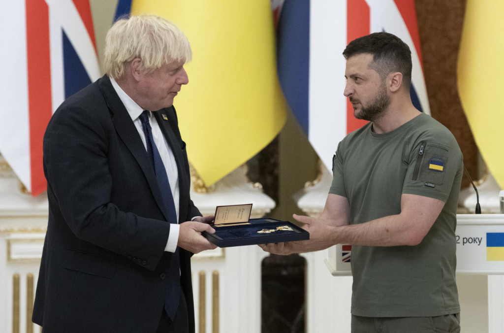 Ukrajinský prezident Volodymyr Zelenskyj odovzdáva Medailu slobody britskému premiérovi Borisovi Johnsonovi ako uznanie za vojenskú pomoc, ktorú Británia poskytla Ukrajine. FOTO: TASR/AP