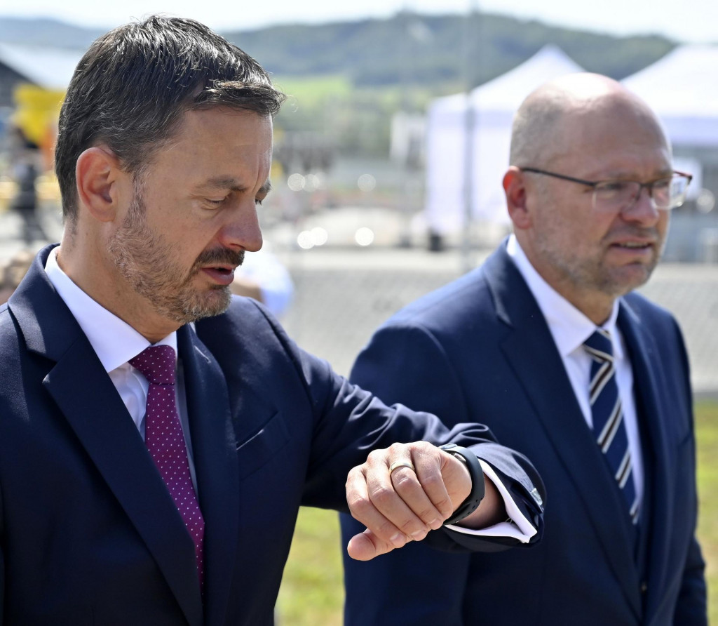 Premiér Eduard Heger spoločne s dosluhujúcim ministrom hospodárstva Richardom Sulíkom.

FOTO: TASR/ R. HANC

