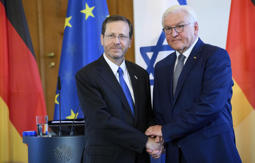Nemecký prezident Frank-Walter Steinmeier a izraelský prezident Jicchak Herzog. FOTO TASR/AP