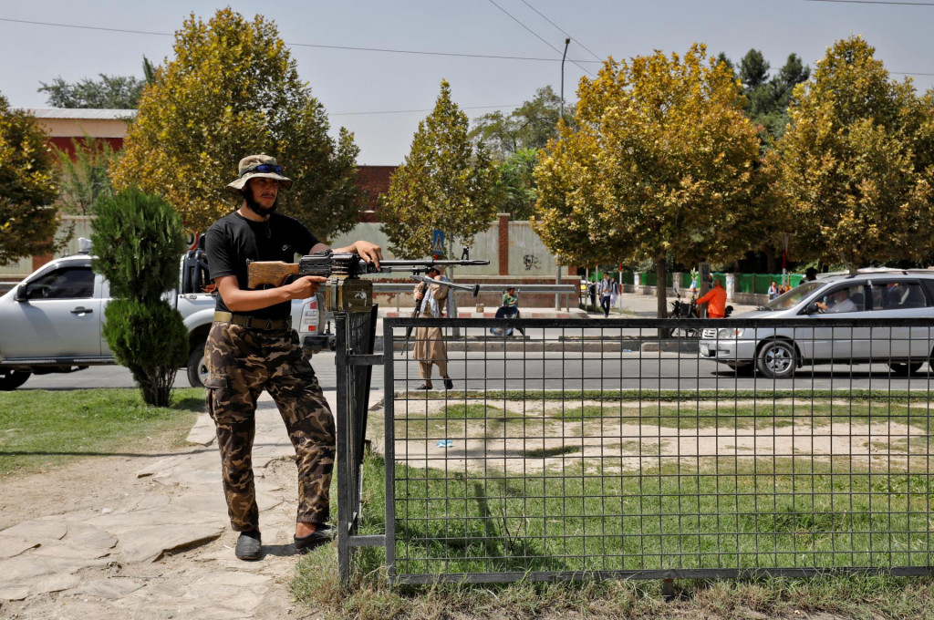 Bojovník Talibanu stráži po výbuchu Ruskú ambasádou v Kábule. FOTO: Reuters