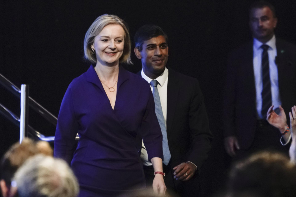 Víťazná kandidátka o post lídra britskej Konzervatívnej strany Liz Trussová a vpravo za ňou jej protikandidát a bývalý minister financií Rishi Sunak. FOTO: TASR/AP