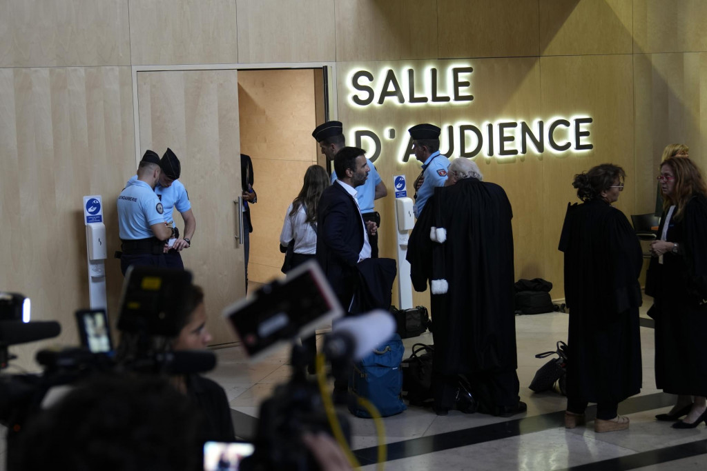 Fotografia pred začiatkom súdneho procesu s podozrivými zo spoluúčasti na teroristickom útoku vo francúzskom meste Nice z roku 2016. FOTO: TASR/AP