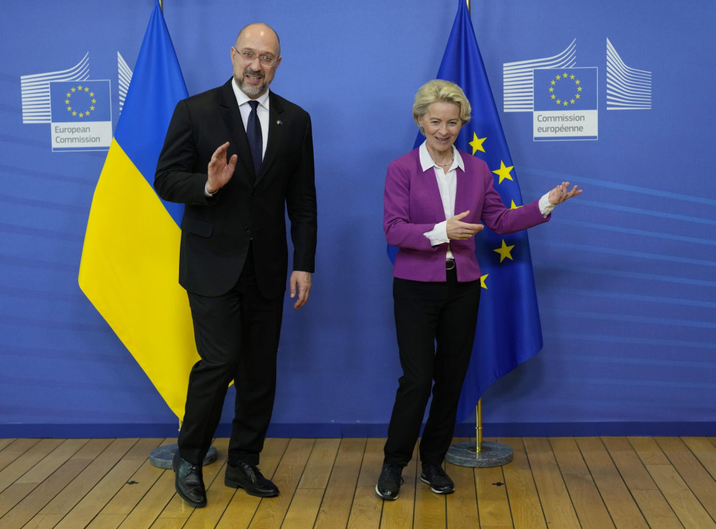 Ukrajinský premiér Denys Šmyhaľ a predsedníčka Európskej komisie Ursula von der Leyenová. FOTO TASR/AP