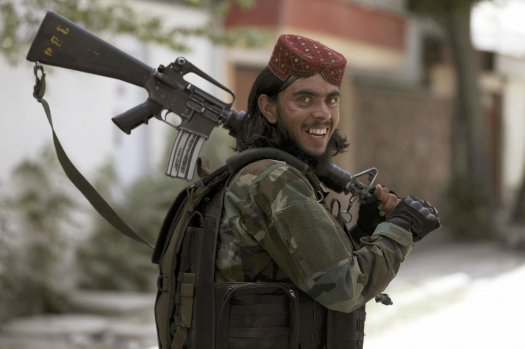 Bojovník Talibanu hliadkuje. FOTO: TASR/AP
