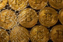 Mince s logom kryptomeny Bitcoin. FOTO: Reuters