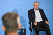 Ruský prezident Vladimir Putin počas rozpravy s deťmi v Kaliningrade. FOTO: Reuters