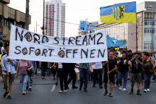 Aktivisti v Nemecku držia transparent s nápisom „Okamžite spustite Nord Stream 2“ počas protestu proti zvyšovaniu cien energií a zvyšovaniu životných nákladov. FOTO: REUTERS