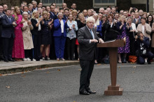 Končiaci britský premiér Boris Johnson sa prihovára pred sídlom britského premiéra na Downing Street 10. FOTO: TASR/AP