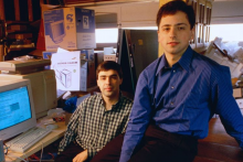 Sergey Brin a Larry Page, dvaja zakladatelia Googlu na svojom prvom pôsobisku, v garáži Susan Wojcicki. Tá je aktuálnou šéfkou YouTube. FOTO: Google