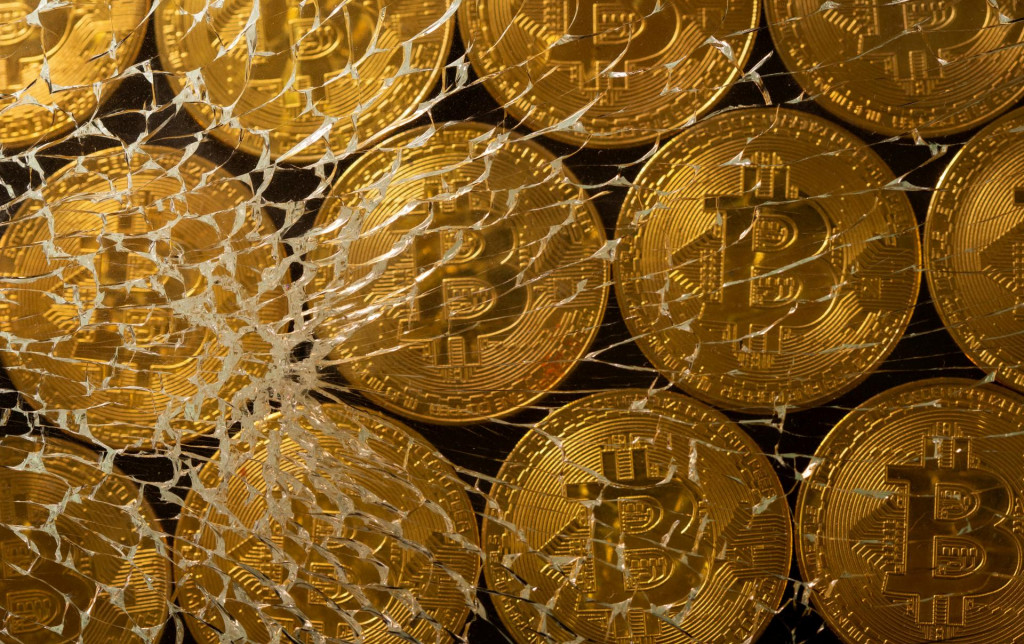Mince s logom kryptomeny Bitcoin. FOTO: Reuters