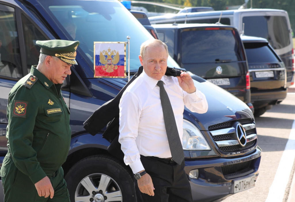 Ruský prezident Vladimir Putin and minister obrany Sergej Šojgu. FOTO: Reuters/Sputnik