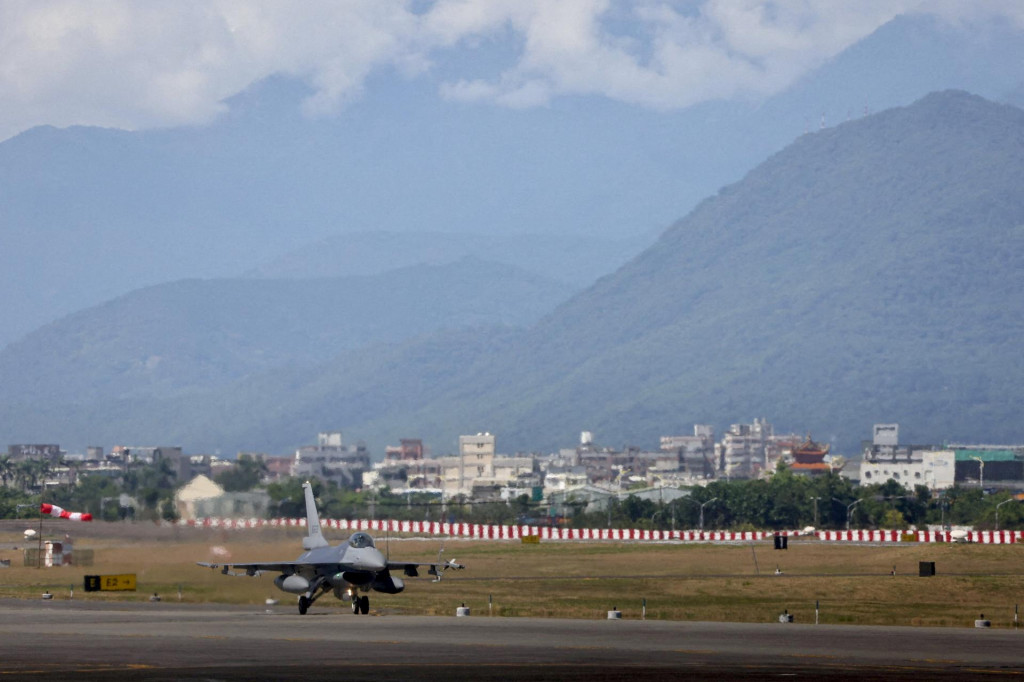 Lietadlo F-16 V na leteckej základni na Taiwane. FOTO: REUTERS