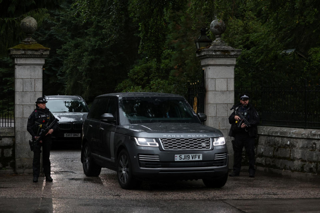 Auto s Borisom Johnsonom opúšťa zámok Balmoral v Škótsku. FOTO: REUTERS
