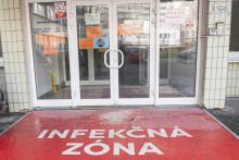 Vstup do nemocnice s nápisom ”infekčná zóna”. FOTO: HN/Michal Svítok