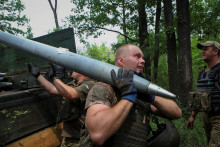 Ukrajinskí vojaci nabíjajú raketomet Grad. FOTO: Reuters