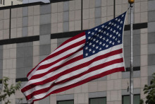 

Na americkom veľvyslanectve na Ukrajine sa vo vetre vlní vlajka. FOTO: Reuters