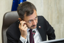 Premiér Heger začal hľadať odborníkov na posty ministrov dva mesiace po ohlásení neriešiteľného ultimáta zo strany Sloboda a Solidarita. FOTO: TASR/J. Novák