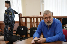 Držiteľ Nobelovej ceny za mier šéfredaktor nezávislého ruského denníka Novaja gazeta Dmitrij Muratov sedí počas výsluchu v pojednávacej sieni súdu v Moskve. FOTO: TASR/AP