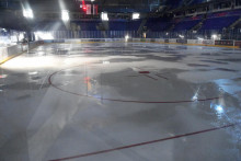 Roztápajúca sa ľadová plocha v košickej hokejovej Steel Aréne kvôli vysokým cenám energií. FOTO: TASR/František Iván