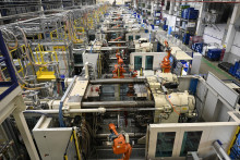 Robotická linka vo výrobnej hale spoločnosti Hella v Bánovciach nad Bebravou. FOTO: TASR/R. Stoklasa