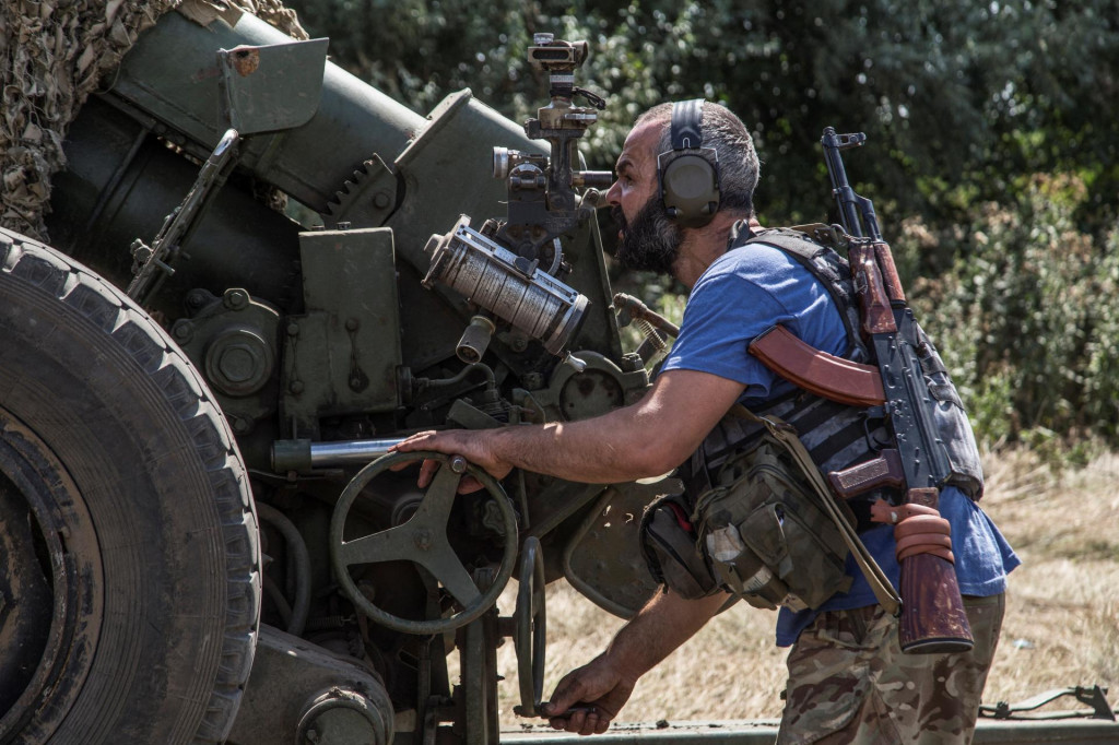 Ukrajinsk&yacute; delostrelec pripravuje h&uacute;fnicu D-30 na paľbu na rusk&eacute; poz&iacute;cie. FOTO: Reuters