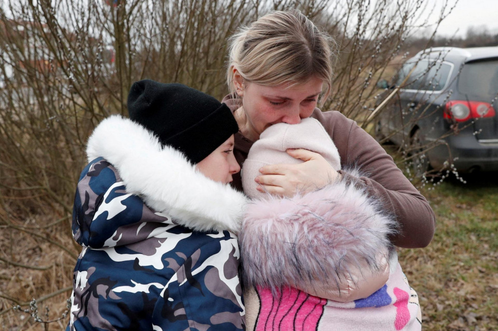 

Anna Semyuk objíma svoje deti. FOTO: Reuters