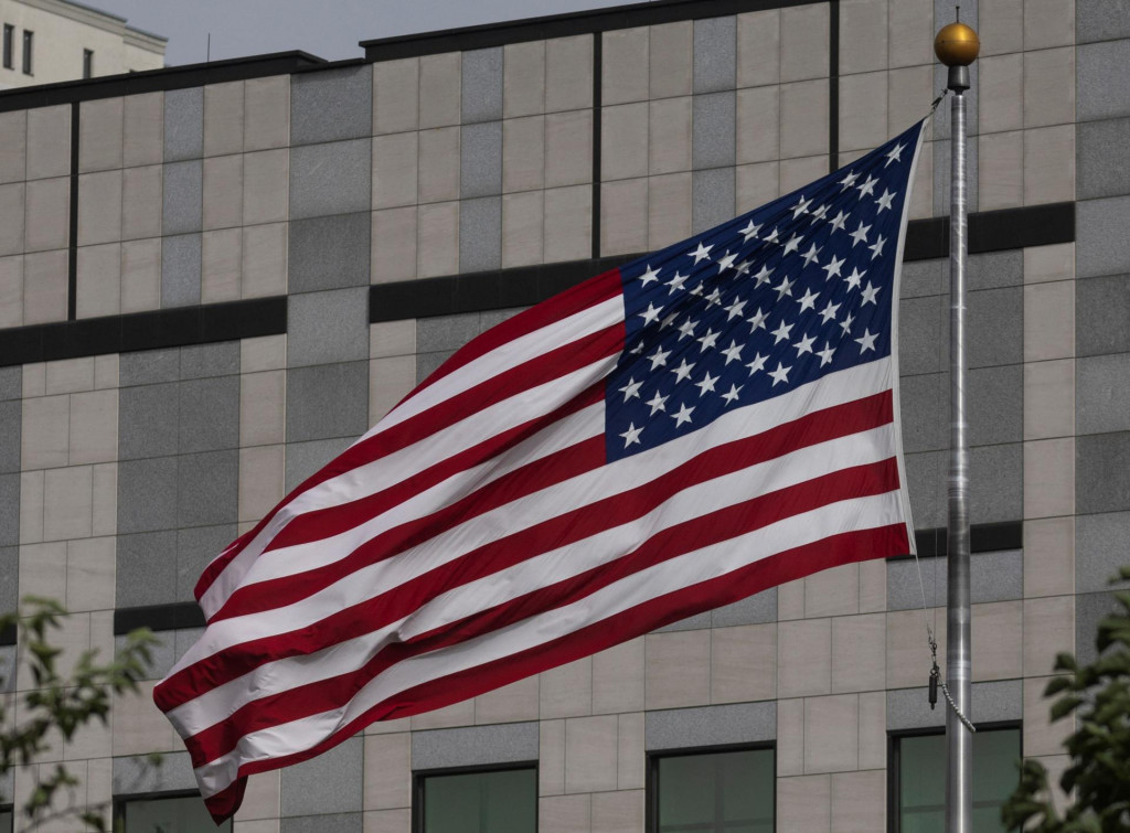 

Na americkom veľvyslanectve na Ukrajine sa vo vetre vlní vlajka. FOTO: Reuters