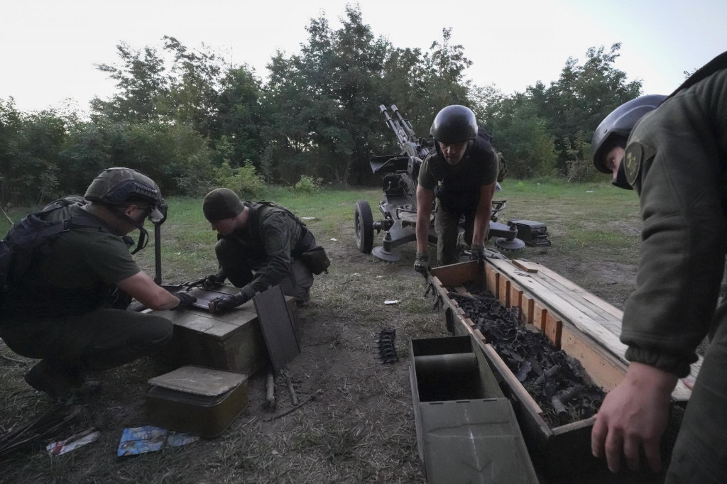 Ukrajinskí vojaci pripravujú zbrane na ostreľovanie ruských pozícií. FOTO: TASR/AP