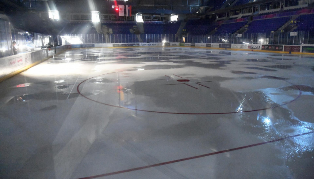 Roztápajúca sa ľadová plocha v košickej hokejovej Steel Aréne kvôli vysokým cenám energií. FOTO: TASR/František Iván