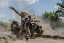Ukrajinský delostrelec v Mykolajivskej oblasti páli z húfnice na ruské pozície. FOTO: Reuters