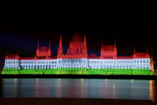 Budova parlamentu svieti v národných farbách v Budapešti. FOTO: TASR/AP