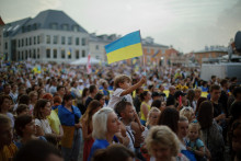 

Demonštrácia pri príležitosti Dňa nezávislosti Ukrajiny v Starom meste vo Varšave. FOTO: Reuters