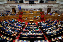 

Grécky premiér Kyriakos Mitsotakis sa prihovára poslancom na schôdzi parlamentu. FOTO: Reuters