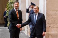 Zľava predseda vlády Eduard Heger a taliansky premiér Mario Draghi. FOTO: TASR/AP
