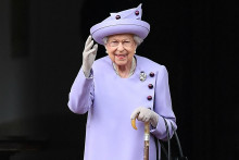 (FILES) In this file photo taken on June 28, 2022 Britain‘s Queen Elizabeth II waves as she attends an Armed Forces Act of Loyalty Parade at the Palace of Holyroodhouse in Edinburgh, Scotland. The doctors of Queen Elizabeth II, 96, are ”concerned” about her health and ”have recommended that she be placed under medical supervision” at her castle in Balmoral, Scotland, Buckingham Palace said on September 8, 2022. ”Following a further assessment this morning, the Queen‘s doctors are concerned for Her Majesty‘s health and have recommended that she remains under medical supervision. The Queen continues to be comfortable and at Balmoral,” the palace said in a brief statement.,Image: 720599998, License: Rights-managed, Restrictions:, Model Release: no