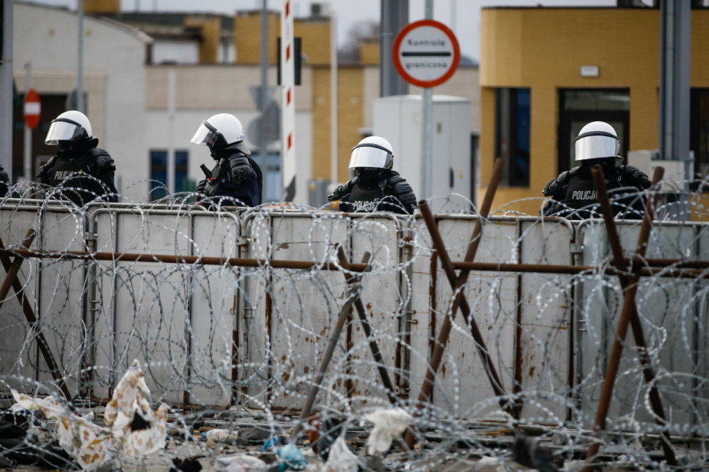 

Poľskí policajti strážia kontrolný bod Bruzgi-Kuznica na bielorusko-poľskej hranici. FOTO: Reuters